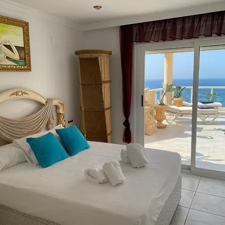 Luxury Seafront Penthouse Apartment *
